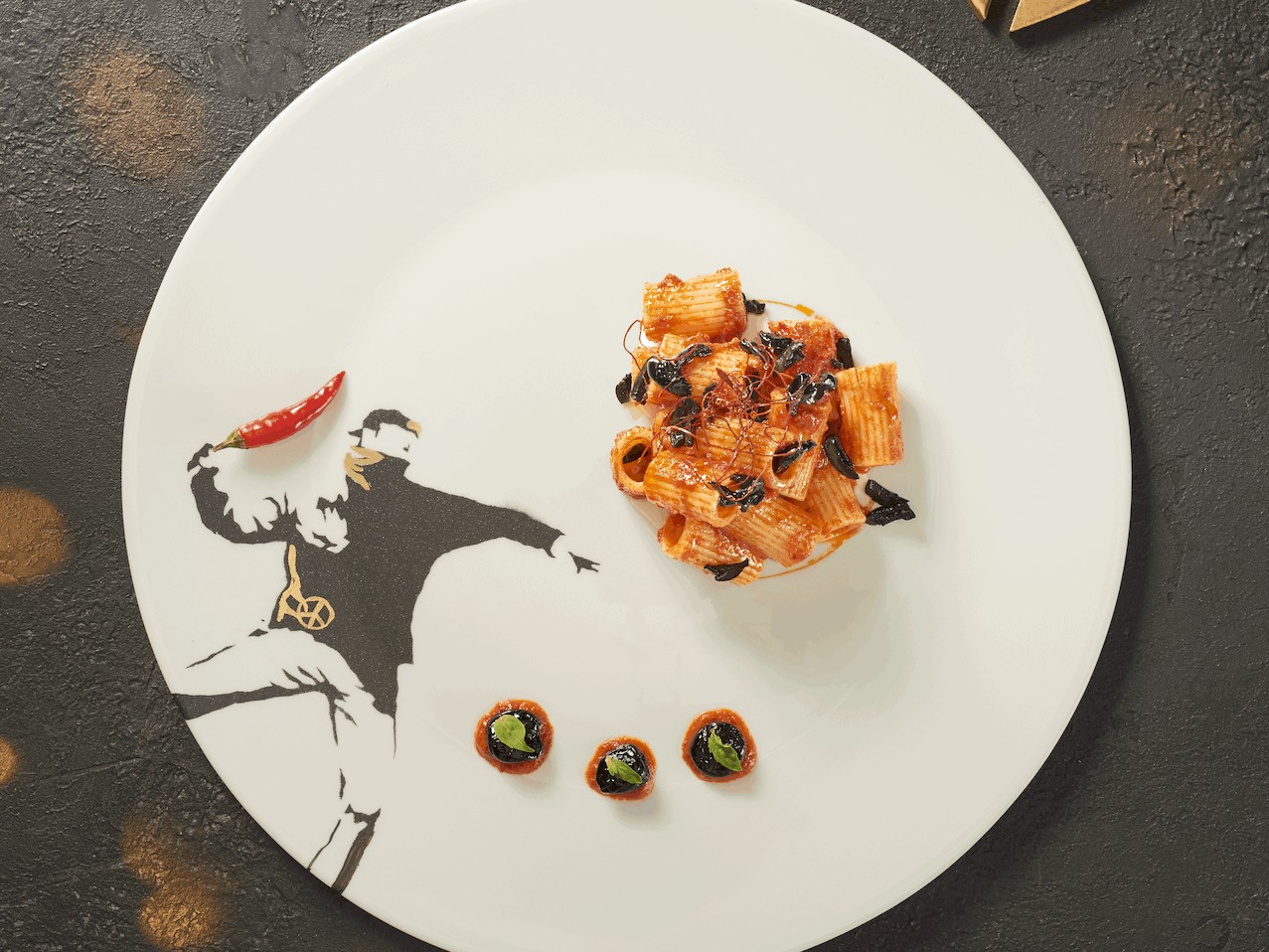 Menu, nel catalogo le novità di Natale si ispirano a Banksy Menu, nel catalogo le novità di Natale si ispirano a Banksy